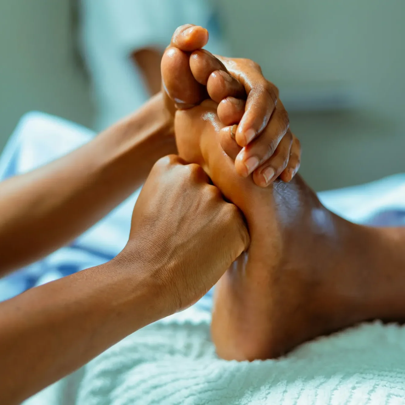 Fisioterapeuta tratando a un paciente en una camilla en Valencia