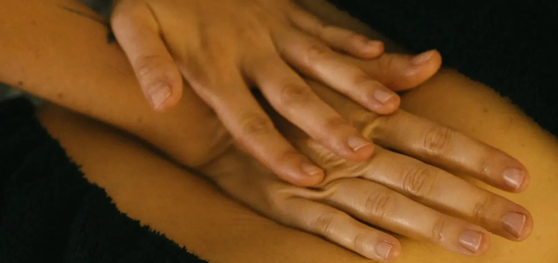 Fisioterapeuta realizando tratamiento de fisioterapia a domicilio a una paciente en Valencia