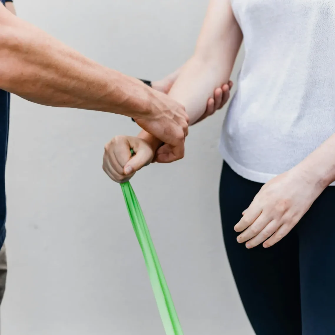 Ejercicio terapéutico para personas mayores Fisioterapeuta guiando a una paciente en ejercicios terapéuticos en su domicilio en Valencia