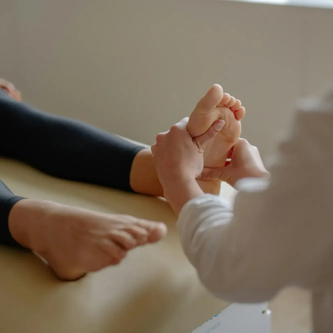 Fisioterapeuta colegiado realizando reflexología podal a domicilio en Valencia