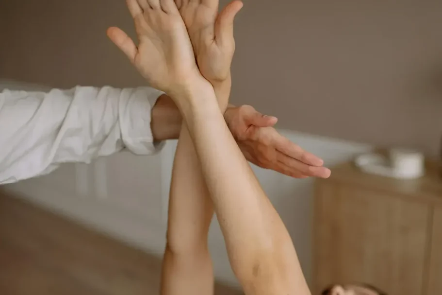 Fisioterapia neurológica a domicilio Paciente realiza ejercicio bajo supervisión profesional de un fisioterapeuta en Valencia